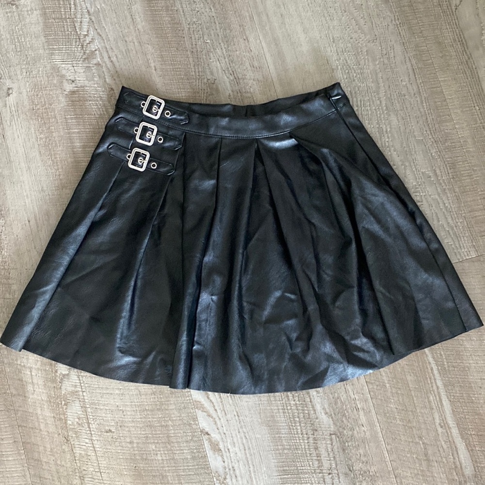 Woman’s Superdown black pleated skirt size small